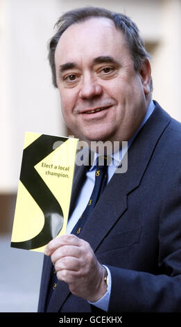 Il leader della SNP Alex Salmond dopo il lancio del loro manifesto per l'elezione Generale presso l'Istituto di Ingegneria e tecnologia di Glasgow. Foto Stock