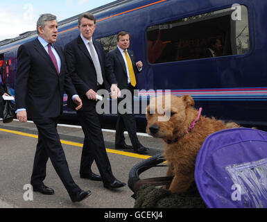 Il primo ministro Gordon Brown e il segretario alle imprese Lord Mandelson arrivano alla stazione di Oxford, dove visiteranno lo stabilimento di Mini Assembley mentre si trovano sulla pista della campagna elettorale generale. Foto Stock