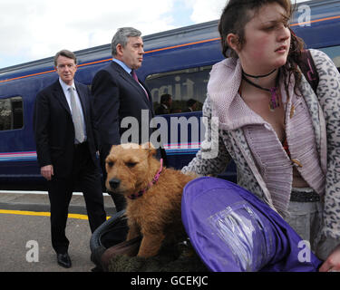 Il primo ministro Gordon Brown e il segretario alle imprese Lord Mandelson arrivano alla stazione di Oxford, dove visiteranno lo stabilimento della Mini Assembly mentre si trovano sulla pista della campagna elettorale generale. Foto Stock