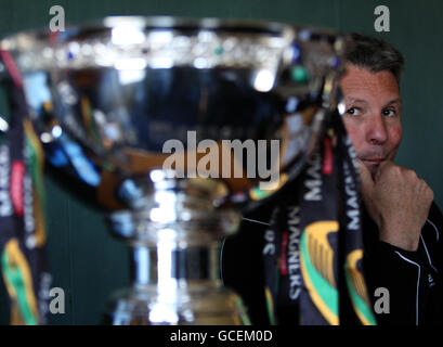 Sean Lineen, allenatore della Glasgow Warriors, guarda verso il Magners Trophy durante il lancio del biglietto stagionale al Whitecraigs RFC, Glasgow. Foto Stock