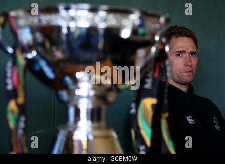 Glasgow Warriors Dan Parks con il Magners Trophy durante il lancio del biglietto stagionale a Whitecraigs RFC, Glasgow. Foto Stock