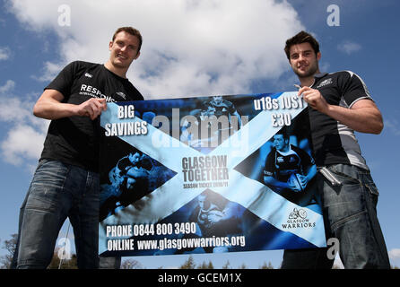 Glasgow Warriors Alastair Kellock e Johnnie Beattie (a destra) durante il lancio del biglietto stagionale a Whitecraigs RFC, Glasgow. Foto Stock