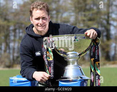 Glasgow Warriors Dan Parks con il Magners Trophy durante il lancio del biglietto stagionale a Whitecraigs RFC, Glasgow. Foto Stock