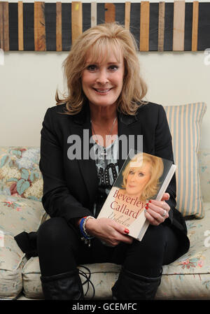 Beverley Callard autobiografia lancio Foto Stock