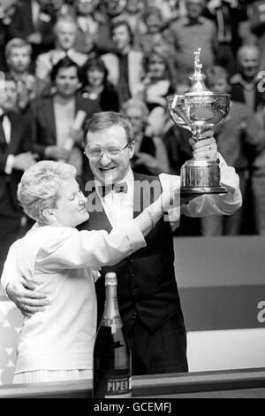 Dennis Taylor, 36 anni, festeggia con sua moglie Trish, dopo aver ricevuto l'Embassy World Professional Snooker Championship Trophy dopo la sua drammatica vittoria su Steve Davis nelle prime ore del mattino. Foto Stock