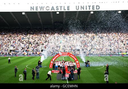 I giocatori della Newcastle United festeggiano con il campionato della Coca-Cola Football League trofeo Foto Stock