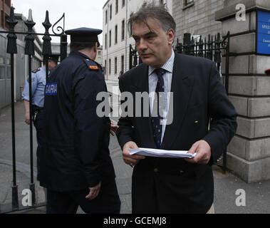 Ian Bailey lascia l'alta Corte di Dublino dopo essere comparso davanti alla corte sotto un mandato d'arresto europeo emesso dalla polizia in Francia. Foto Stock