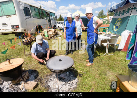 Russi festeggiano Sabantuy nel 2016 dalla cucina tradizionale plov e spiedini per le capanne Yort Foto Stock