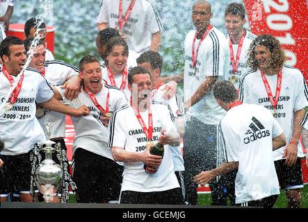 Calcio - Coca-Cola Football League Championship - Newcastle United v Ipswich Town - St James' Park. I giocatori del Newcastle United festeggiano con il trofeo del campionato di calcio Coca-Cola Foto Stock