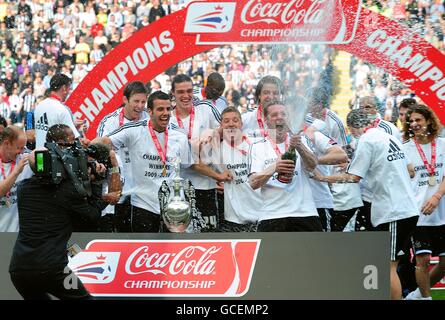 I giocatori della Newcastle United festeggiano con il campionato della Coca-Cola Football League trofeo Foto Stock