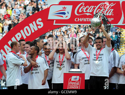 Calcio - Coca-Cola Football League Championship - Newcastle United v Ipswich Town - St James' Park. I giocatori del Newcastle United festeggiano con il trofeo del campionato di calcio Coca-Cola Foto Stock