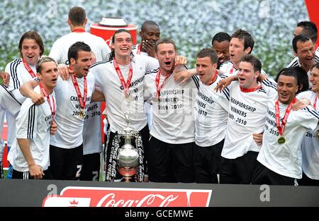 I giocatori della Newcastle United festeggiano con il campionato della Coca-Cola Football League trofeo Foto Stock