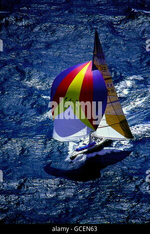 AJAXNETPHOTO. 22ND OTT 1986. FREMANTLE, Australia. - KA-8, Sud Australia, con skipper da PHIL THOMPSON/JOHN SAVAGE, compete nel 1 ° Round Robin. Foto:JONATHAN EASTLAND/AJAX. REF:(C)864726. Foto Stock