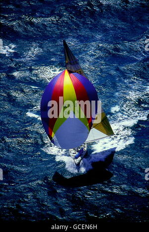 AJAXNETPHOTO. 22 ott 1986. FREMANTLE, Australia. - Coppa America - KA-8, South Australia ruggisce attraverso l'OCEANO INDIANO NEL CORSO DEL 1ST round robin.SKIPPER:PHIL THOMPSON/JOHN SAVAGE. Foto:JONATHAN EASTLAND/AJAX. REF:(C) 864729. Foto Stock