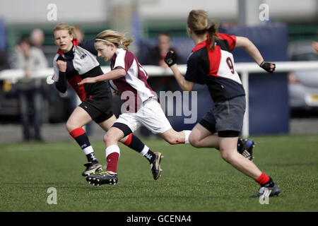 Combatti con Gala (maroon) contro Murrayfield Wanderers nella finale della Coppa delle ragazze Brewin Dolphin Under-18 durante la Festa delle Finaliste dei giovani Delfini Brewin a Murrayfield, Edimburgo. Foto Stock