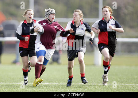 Combatti con Gala (maroon) contro Murrayfield Wanderers nella finale della Coppa delle ragazze Brewin Dolphin Under-18 durante la Festa delle Finaliste dei giovani Delfini Brewin a Murrayfield, Edimburgo. Foto Stock