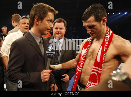 Pugilato - WBC Super Middleweight Title - Carl Froch v Mikkel Kessler - MCH Messecenter Herning - Danimarca. Carl Froch viene intervistato dopo la sua sconfitta a Mikkel Kessler nella lotta per il titolo di WBC Super-Middleweight alla MCH Arena di Herning, in Danimarca. Foto Stock