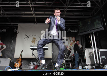 Corse ippiche - Punchestown Festival 2010 - Day Five - Ippodromo di Punchestown. Derek Burke di Crystal Swing si esibisce durante il Punchestown Festival all'ippodromo di Punchestown, Dublino, Irlanda. Foto Stock