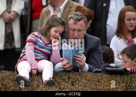 Corse ippiche - Punchestown Festival 2010 - Day Five - Ippodromo di Punchestown. Rachel Kavanagh controlla il modulo con suo padre Brian durante il Punchestown Festival all'ippodromo di Punchestown, Dublino, Irlanda. Foto Stock