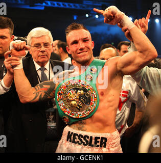 Il nuovo campione del mondo di pesi medi Mikkel Kessler si mostra fuori dalla cintura mentre celebra la sua vittoria sul Carl Froch britannico durante la lotta per il titolo di pesi medi WBC Super alla MCH Arena di Herning, Danimarca. Foto Stock