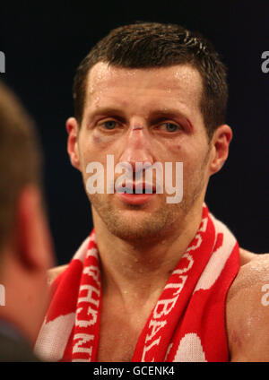 Carl Froch della Gran Bretagna mostra la sua disgrezione dopo la sconfitta a punti per Mikkel Kessler della Danimarca durante la lotta per il titolo di pesi medi WBC Super alla MCH Arena di Herning, Danimarca. Foto Stock