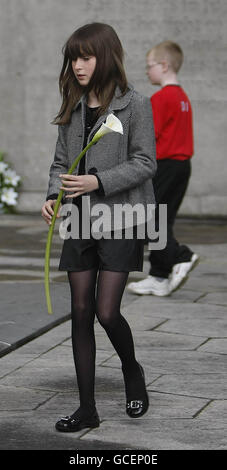 Meadhbh, 9 anni, figlia di Taoiseach Brian Cowen, si prepara a posare un giglio alle tombe dei leader dell'Inirelands dell'insurrezione del 1916, durante l'annuale Fianna Fail Easter Rising Commemoration a Arbour Hill, Dublino. Foto Stock