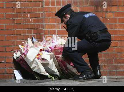 Fiori al di fuori del pub Faussagh House a nord di Dublino, dove Eamon Dunne, 32, da Dunsoghly Drive a Finglas, è stato ucciso. Foto Stock