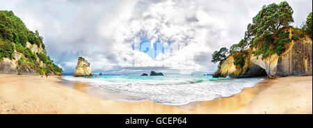 Cathedral Cave Beach con staccata la pietra arenaria calcarea delle rocce e grotte della Cattedrale Grotta, Baia di mercurio Foto Stock