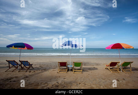 Sedie a sdraio e ombrelloni sulla Bang Niang beach, Khao Lak, Thailandia, Asia Foto Stock