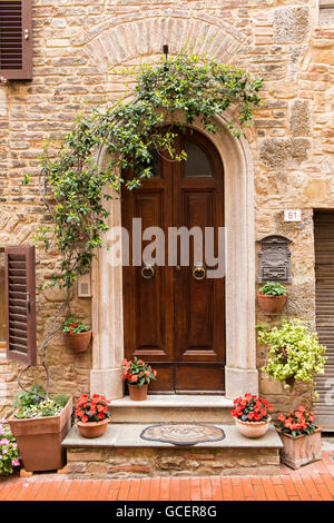 Porte con fiori, Casole d'Elsa in provincia di Siena, Toscana, Italia Foto Stock