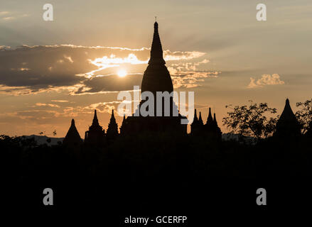 Tramonto su templi di Bagan, Myanmar Foto Stock