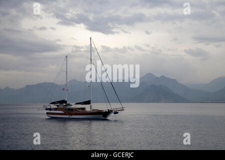 Nuvole scure sulla costa, Antalya, Riviera Turca, Turchia, Asia Foto Stock