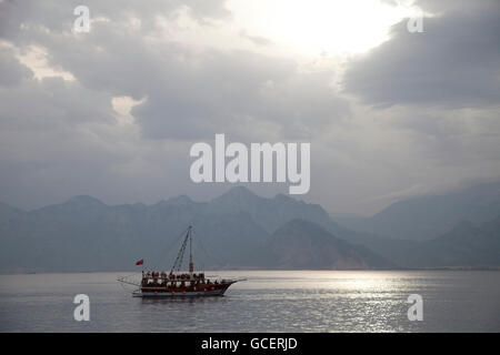 Battello al largo, Antalya, Riviera Turca, Turchia, Asia Foto Stock