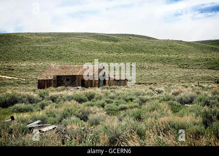 Edifici abbandonati nel data mining due fantasma di Bodie, California. Foto Stock