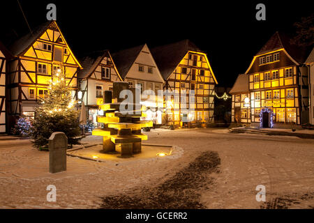 Semi-case con travi di legno nel centro storico della città con un albero di Natale e di neve, Soest, Sauerland, Renania settentrionale-Vestfalia Foto Stock