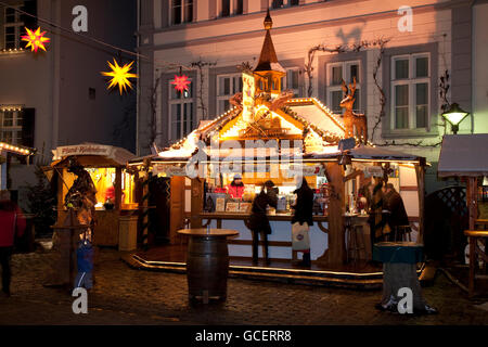 Bancarella vendendo vin brulè, il mercatino di Natale presso la piazza del mercato, Soest, Sauerland, Renania settentrionale-Vestfalia Foto Stock