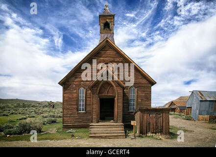 Edifici abbandonati nel data mining due fantasma di Bodie, California. Foto Stock