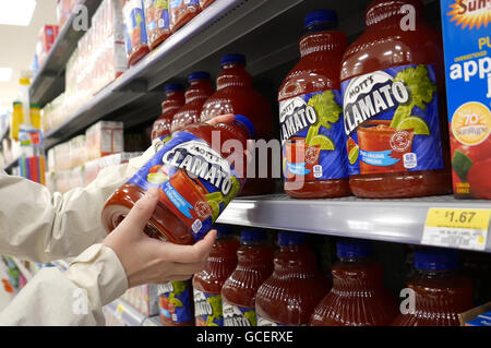 New Westminster, BC, Canada - 03 Aprile 2016 : Donna acquisto Canada Dry Mott's Clamato all'interno Walmart store Foto Stock