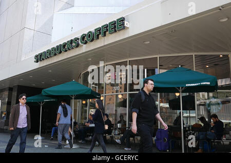 Vancouver, BC, Canada - 22 Aprile 2016 : un lato di caffè Starbucks sulla giornata soleggiata nel centro cittadino di Vancouver Foto Stock