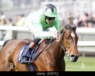 Corse di cavalli - The Craven Meeting - giorno due - Ippodromo di Newmarket. Pennys Pearl indescita da Richard Hughes vince la E.B.F Maiden Stakes durante il Craven Meeting all'ippodromo di Newmarket, Suffolk. Foto Stock