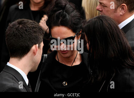 Gerry Ryan's, moglie Morah (centro) al servizio funerale presso la chiesa di San Giovanni Battista a Clontarf, Dublino. Foto Stock