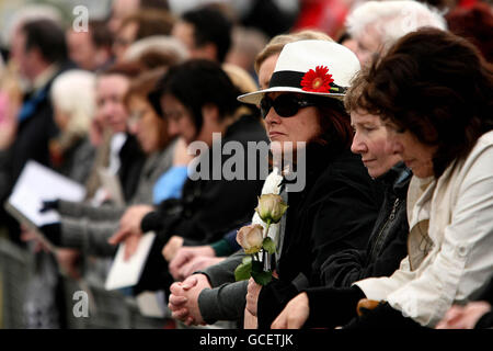 Lutto al servizio funebre di Gerry Ryan alla Chiesa di San Giovanni Battista a Clontarf, Dublino. Foto Stock