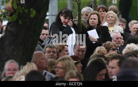 Lutto al servizio funebre di Gerry Ryan alla Chiesa di San Giovanni Battista a Clontarf, Dublino. Foto Stock