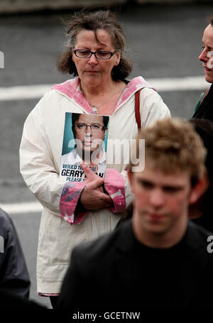 Lutto al servizio funebre di Gerry Ryan alla Chiesa di San Giovanni Battista a Clontarf, Dublino. Foto Stock