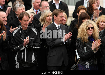 Il presentatore Ryan Tubridy (centro) si accampa come il cuore che porta la bara dell'emittente televisiva Gerry Ryan, lascia la chiesa Battista di San Giovanni a Clontarf, Dublino dopo il suo servizio funerale. Foto Stock