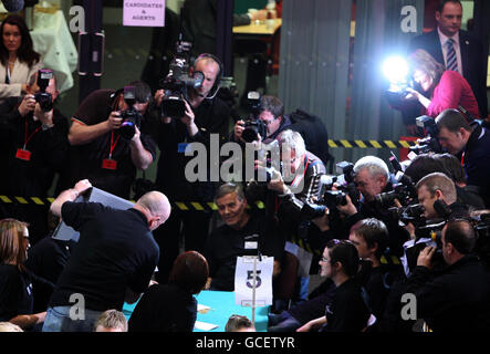 Le schede di voto sono contate all'Adam Smith College dove il conteggio per Kirkcaldy e Cowdenbeath del Gordon Brown si svolge per le elezioni generali del 2010. Foto Stock