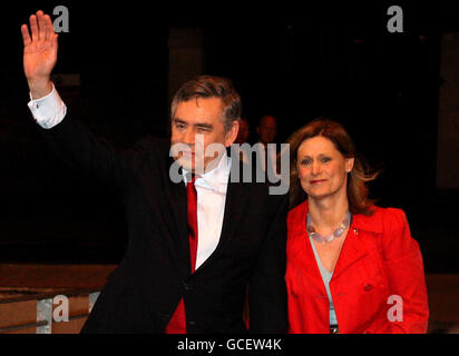 Il primo ministro Gordon Brown e la moglie Sarah arrivano all'Adam Smith College, dove si tengono i conti della circoscrizione di Kirkcaldy e Cowdenbeath del signor Brown. Foto Stock