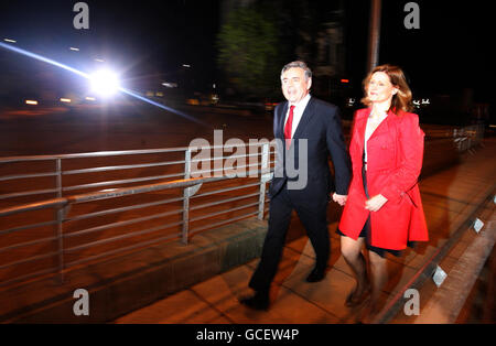 Il primo ministro Gordon Brown e la moglie Sarah arrivano all'Adam Smith College, dove si tengono i conti della circoscrizione di Kirkcaldy e Cowdenbeath del signor Brown. Foto Stock