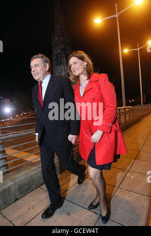 Il primo ministro Gordon Brown e la moglie Sarah arrivano all'Adam Smith College, dove si tengono i conti della circoscrizione di Kirkcaldy e Cowdenbeath del signor Brown. Foto Stock