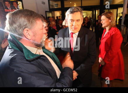 Il primo ministro Gordon Brown e la moglie Sarah arrivano all'Adam Smith College, dove si tengono i conti della circoscrizione di Kirkcaldy e Cowdenbeath del signor Brown. Foto Stock